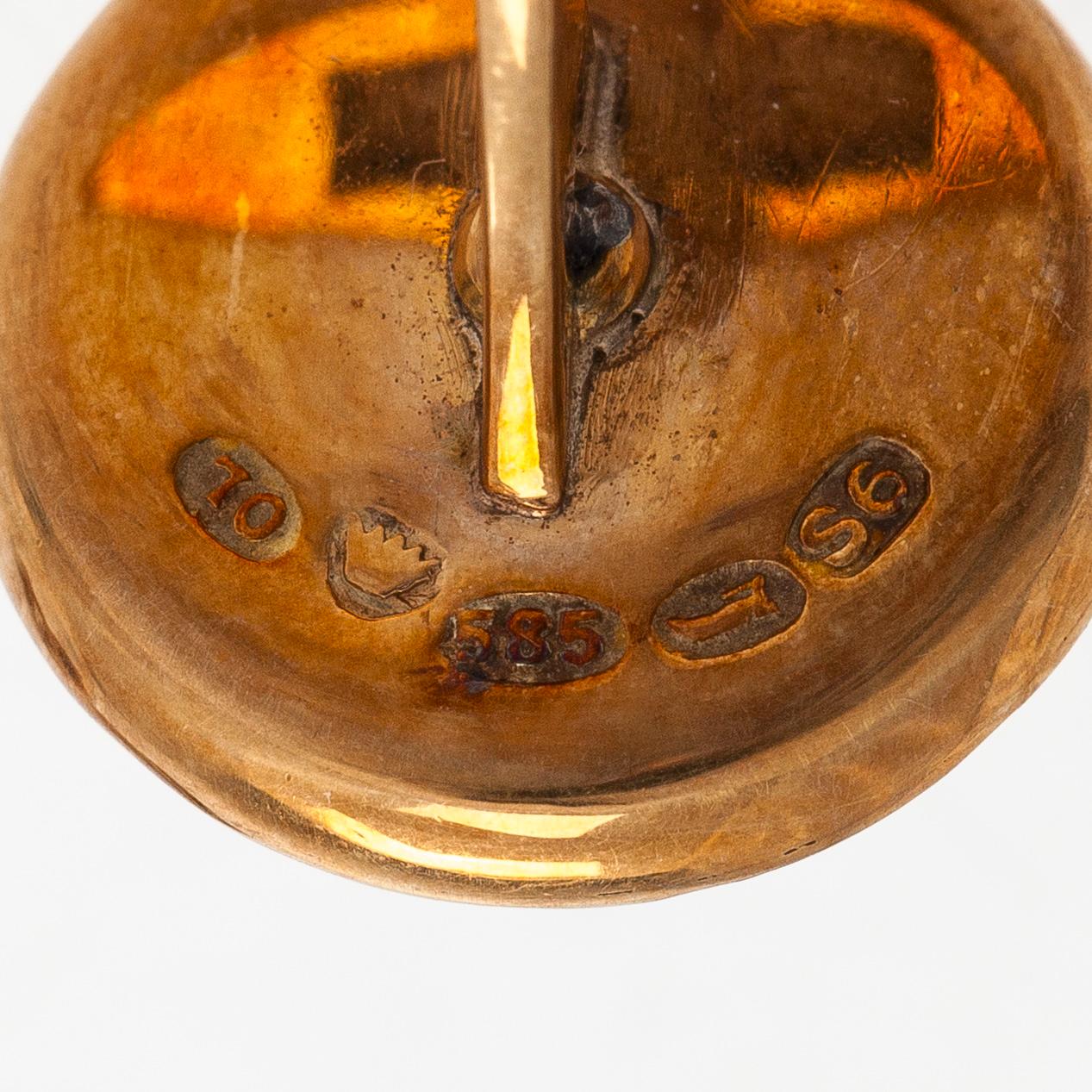 Cufflinks and shirt buttons, 14K gold, mother-of-pearl. Lindroos, Helsinki 1947.