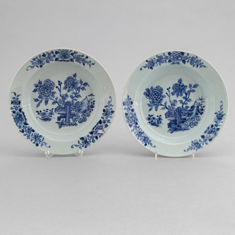 Tallrikar, 2 st, kompaniporslin, Kina, Qingdynastin, Qianglon (1736-95).