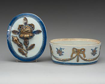 A blue and white tureen with cover and stand. Qing dynasty, Qianlong (1736-95).