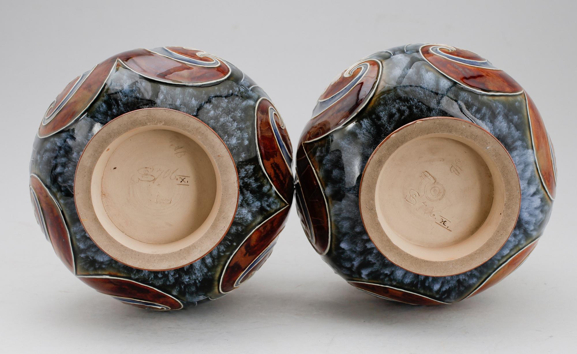 VASER, 1 par, majolika, Doulton & Lamberth, England, sekelskiftet 1900.