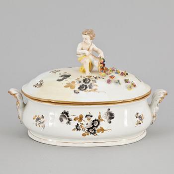 TERRIN MED LOCK, porslin Meissen, Marcolini. 1700/1800-tal.