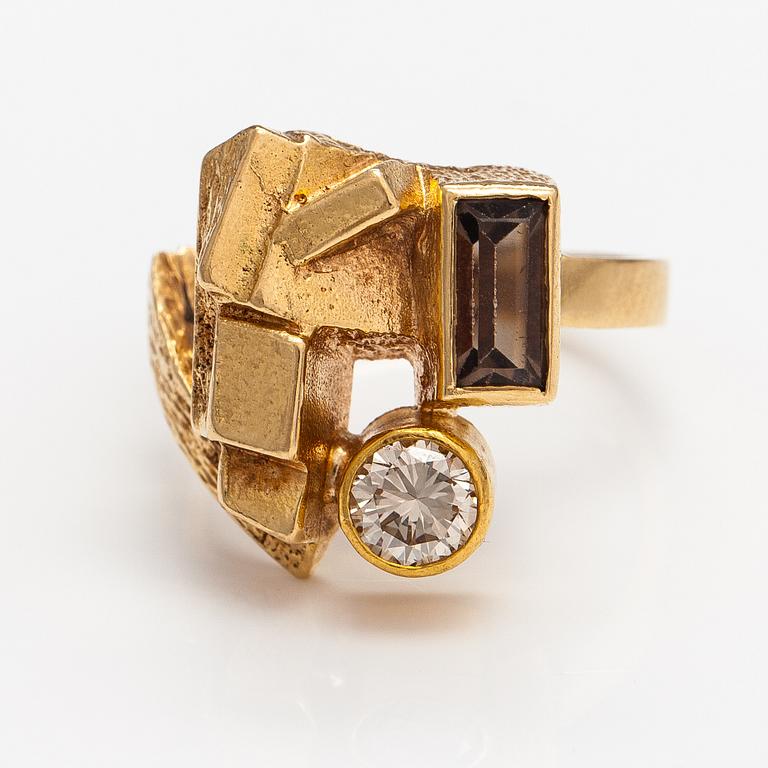 Björn Weckström, "Avalanche", an 18K gold ring with a smoky quartz and a ca. 0.50 ct diamond. Lapponia.