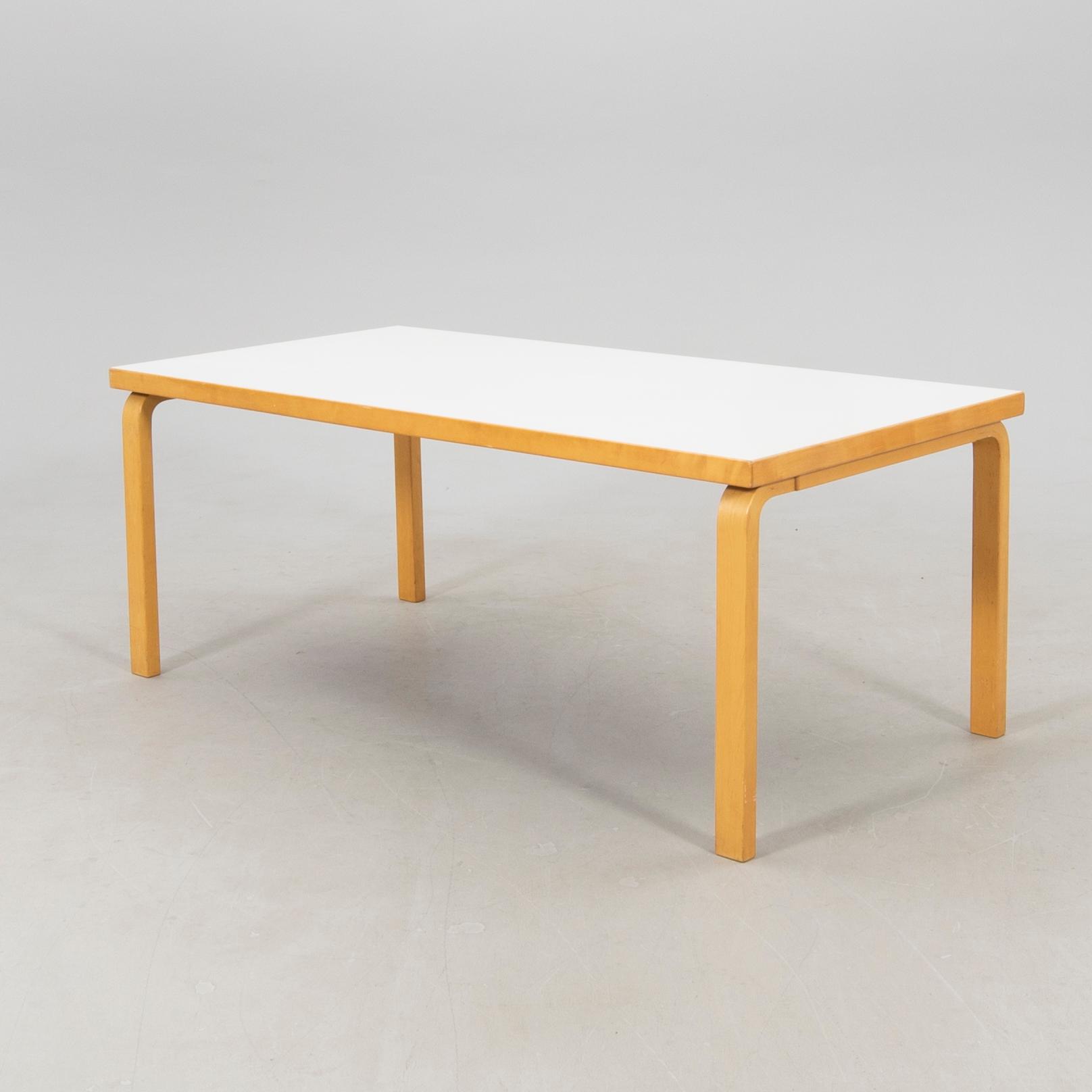 Alvar Aalto, matbord, modell 83, Artek, 1900-talets senare del.