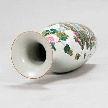 A large Chinese famille rose porcelain floor vase, eary 20th century.