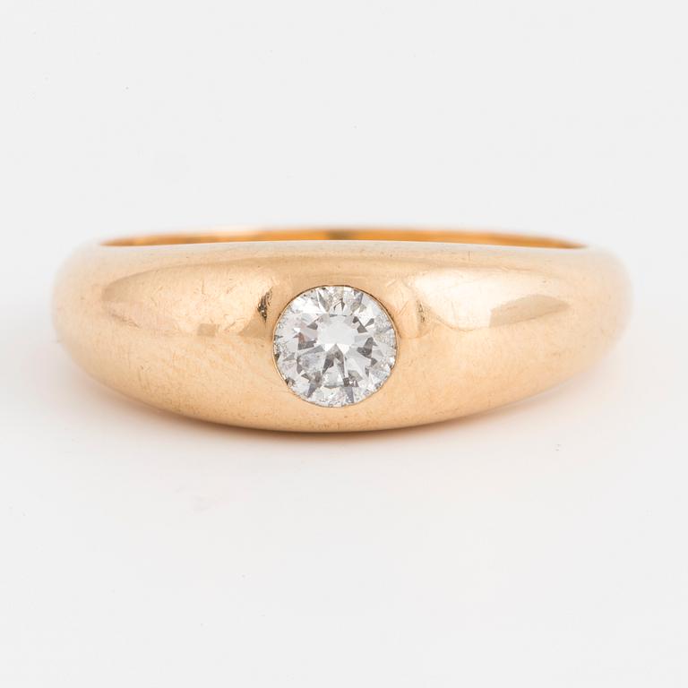 An 18K godl ring with a round brilliant-cut diamond.