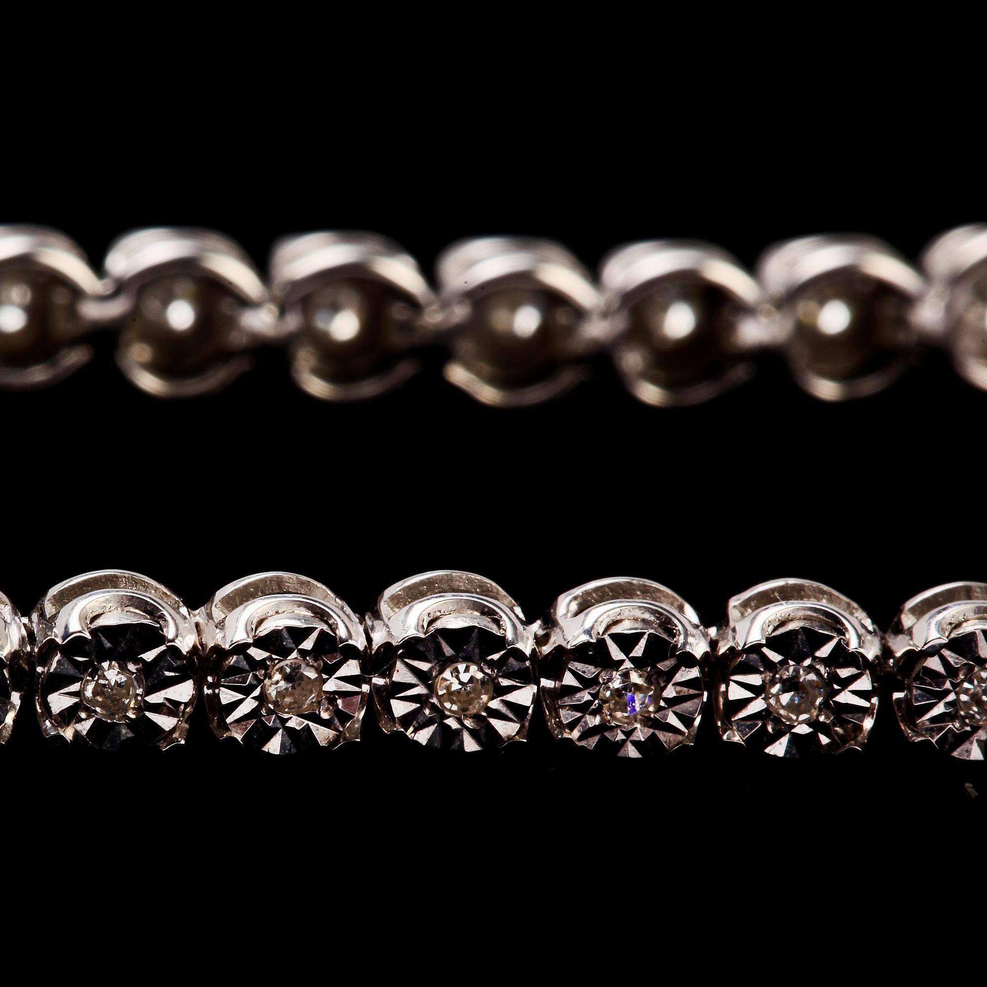 ARMBAND, 18k vitguld samt 60 små åttkantslipade diamanter. Vikt 7 g.