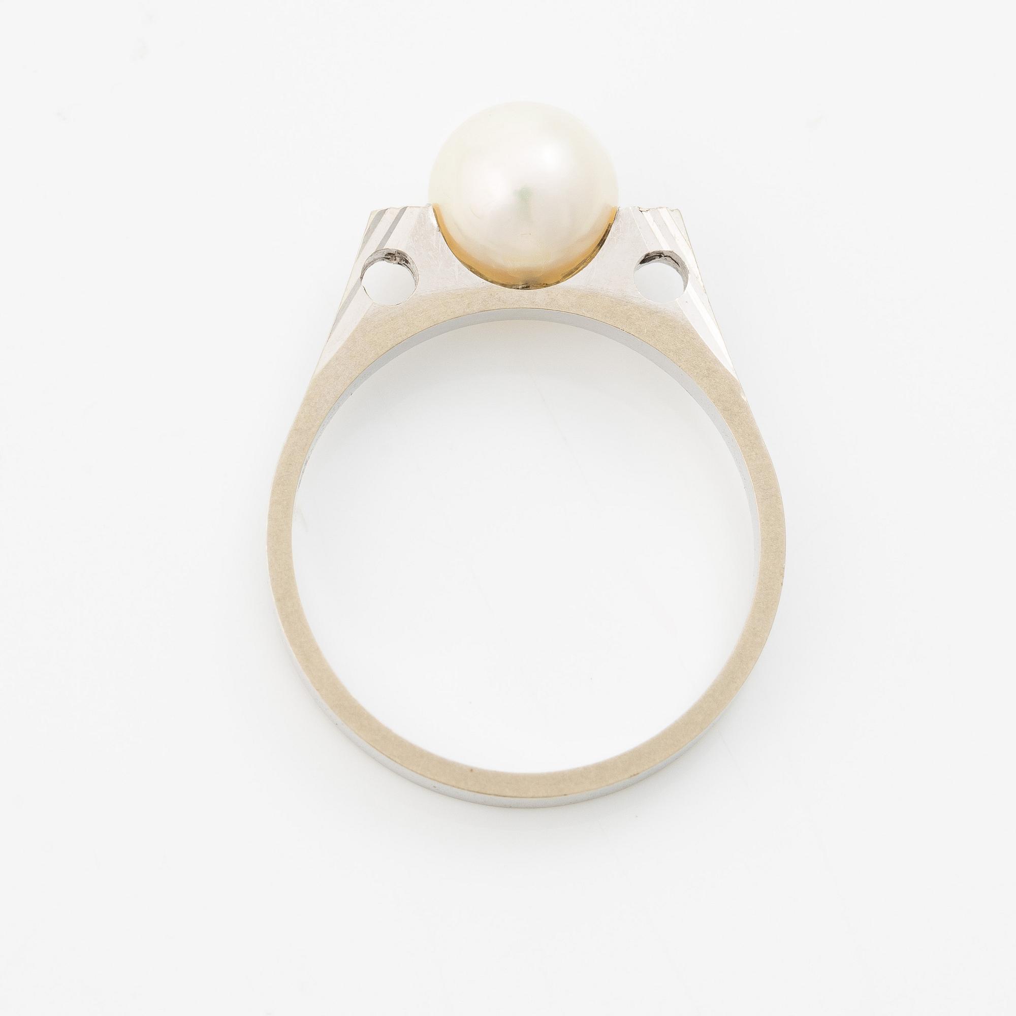 Ring 18K vitguld med odlad pärla och åttkantslipade diamanter.