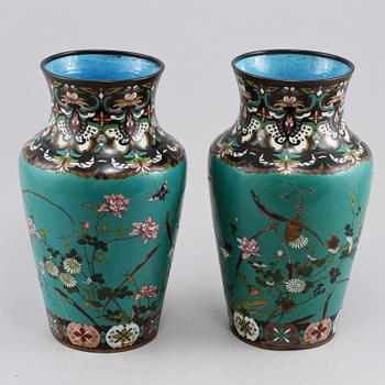 VASER, ett par, cloisonné, 1900-tal.
