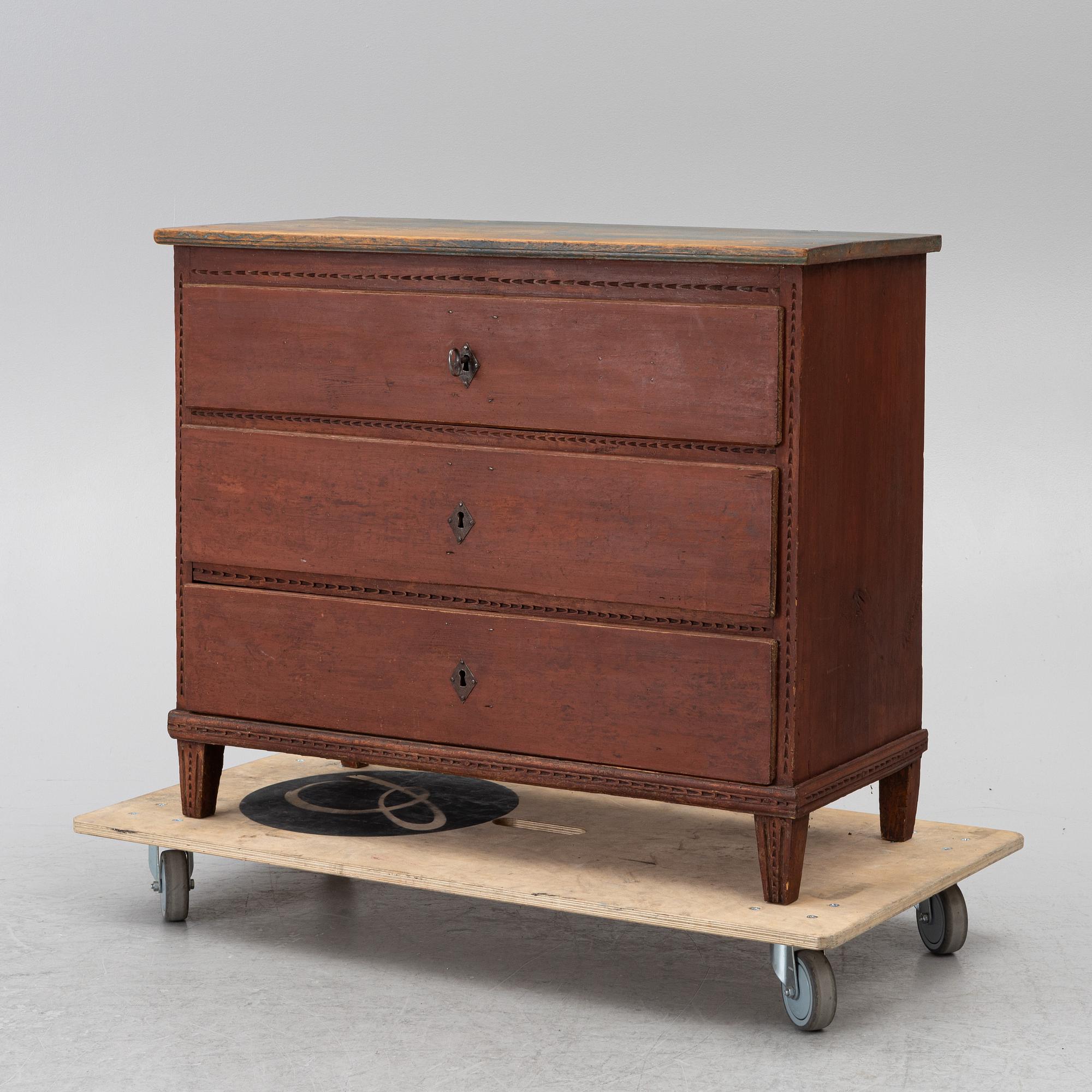 A Gustavian chest of drawers from around the year 1800.