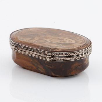 An agate and silver-mounted box, circa 1900.