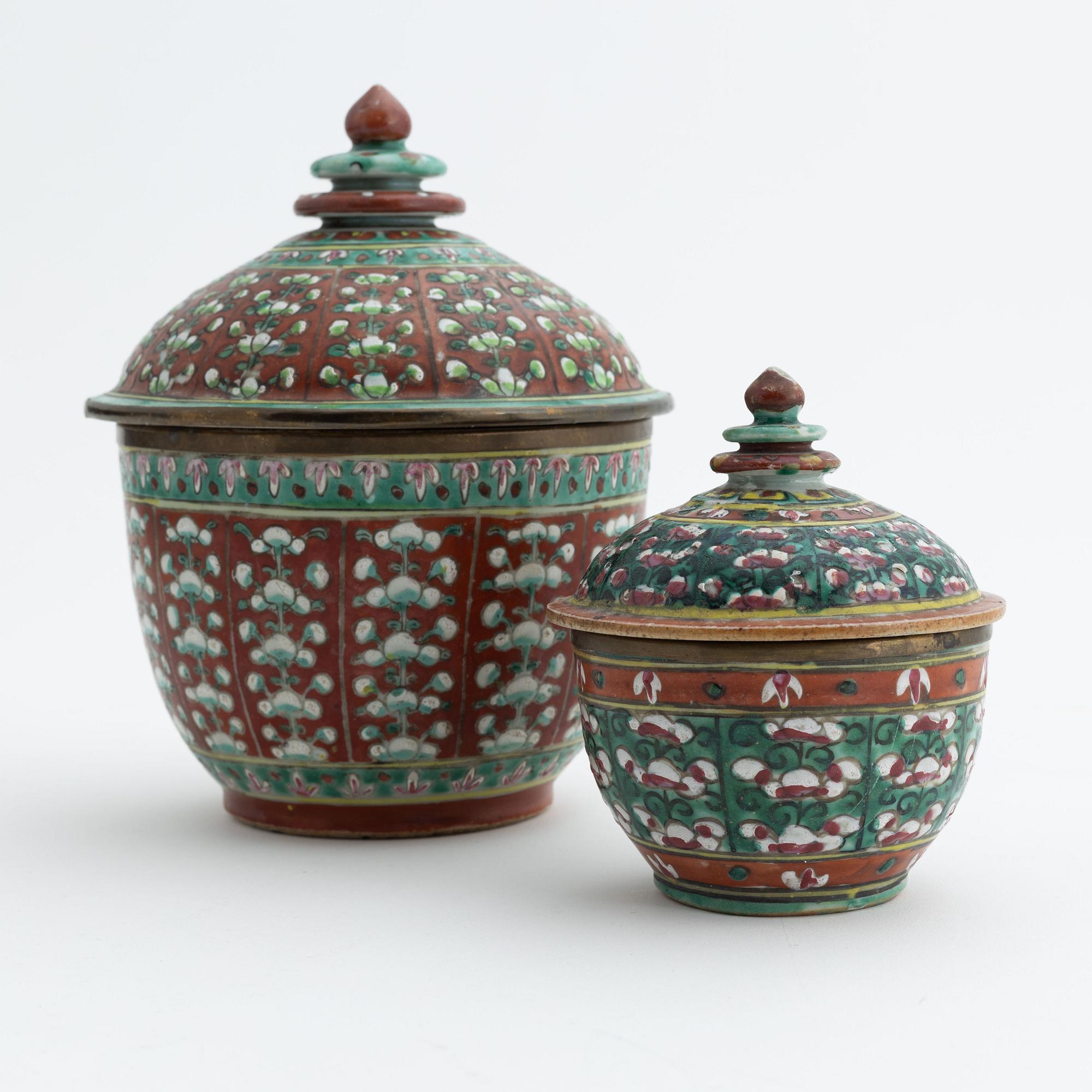 Skålar med lock, 2 stycken, porslin, "Bencharong/Benjarong", Kina för Thailändsk marknad, 1800-tal.