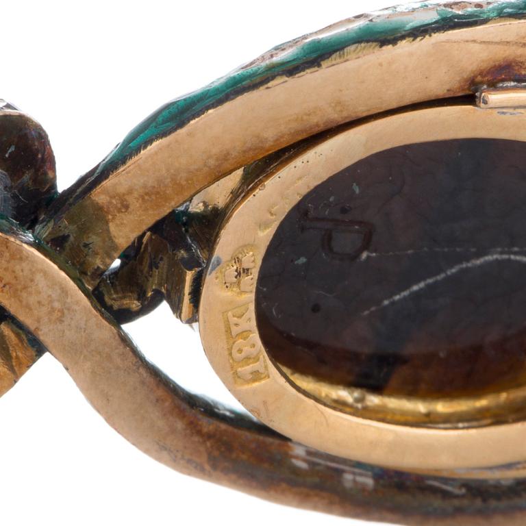 An 18K gold Gustav Möllenborg brooch set with a hardstone cameo and a pearl pendant.