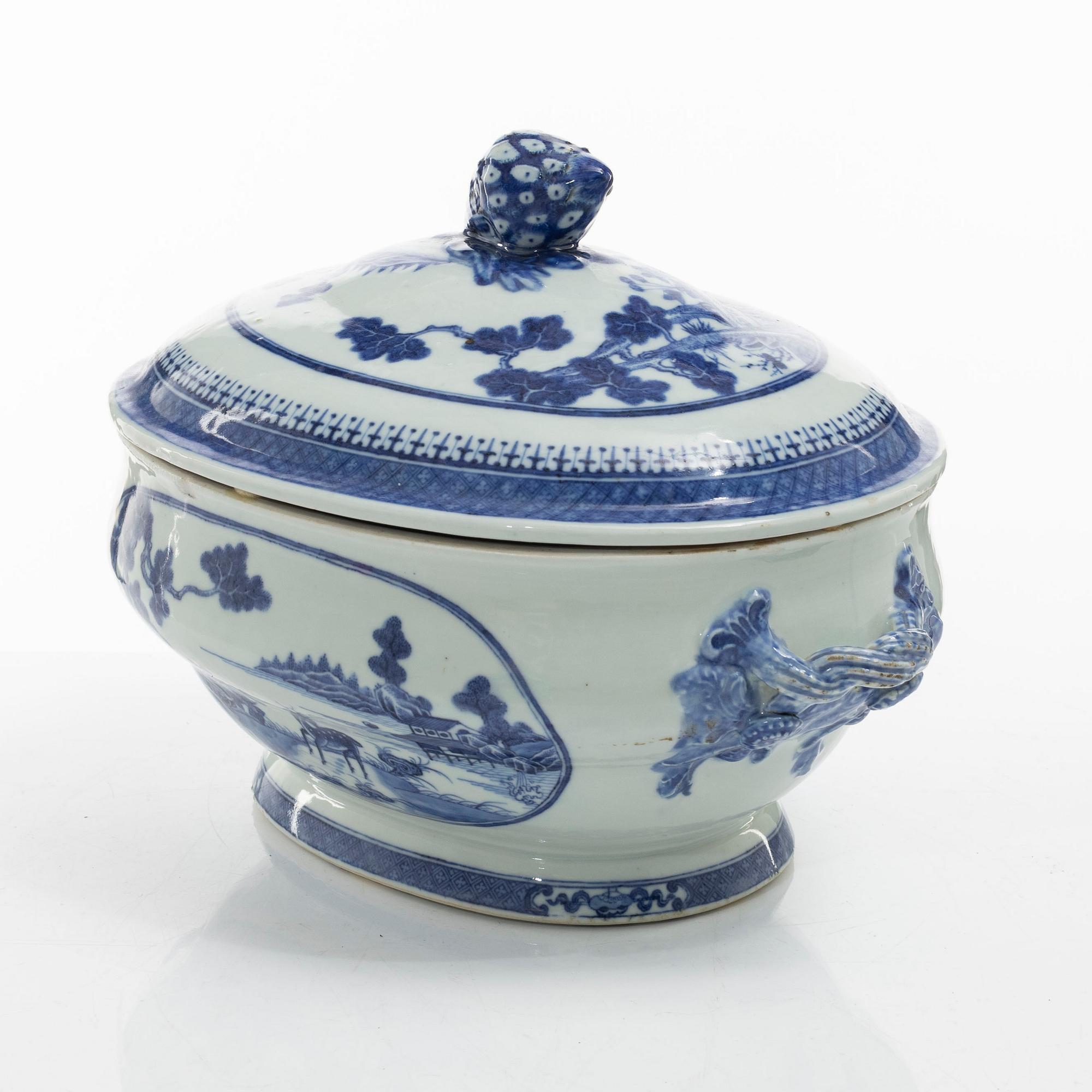 Terrin med lock, porslin. Qingdynastin, Jiaqing (1796-1820).