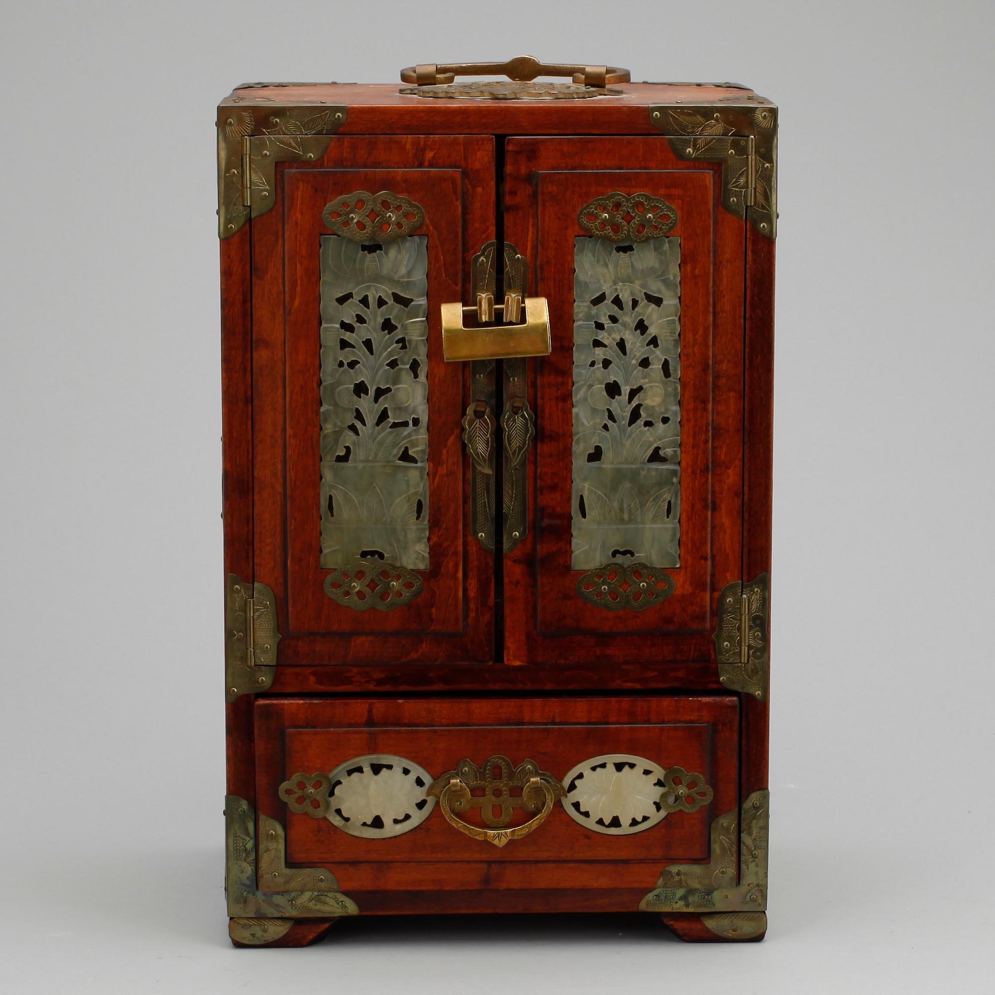 SMYCKESKRIN/MINIATYRSKÅP, trä, Kina, 1900-talets mitt/andra hälft.