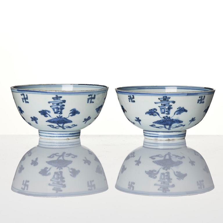 A pair of blue and white 'lotus' bowls, 17th century.