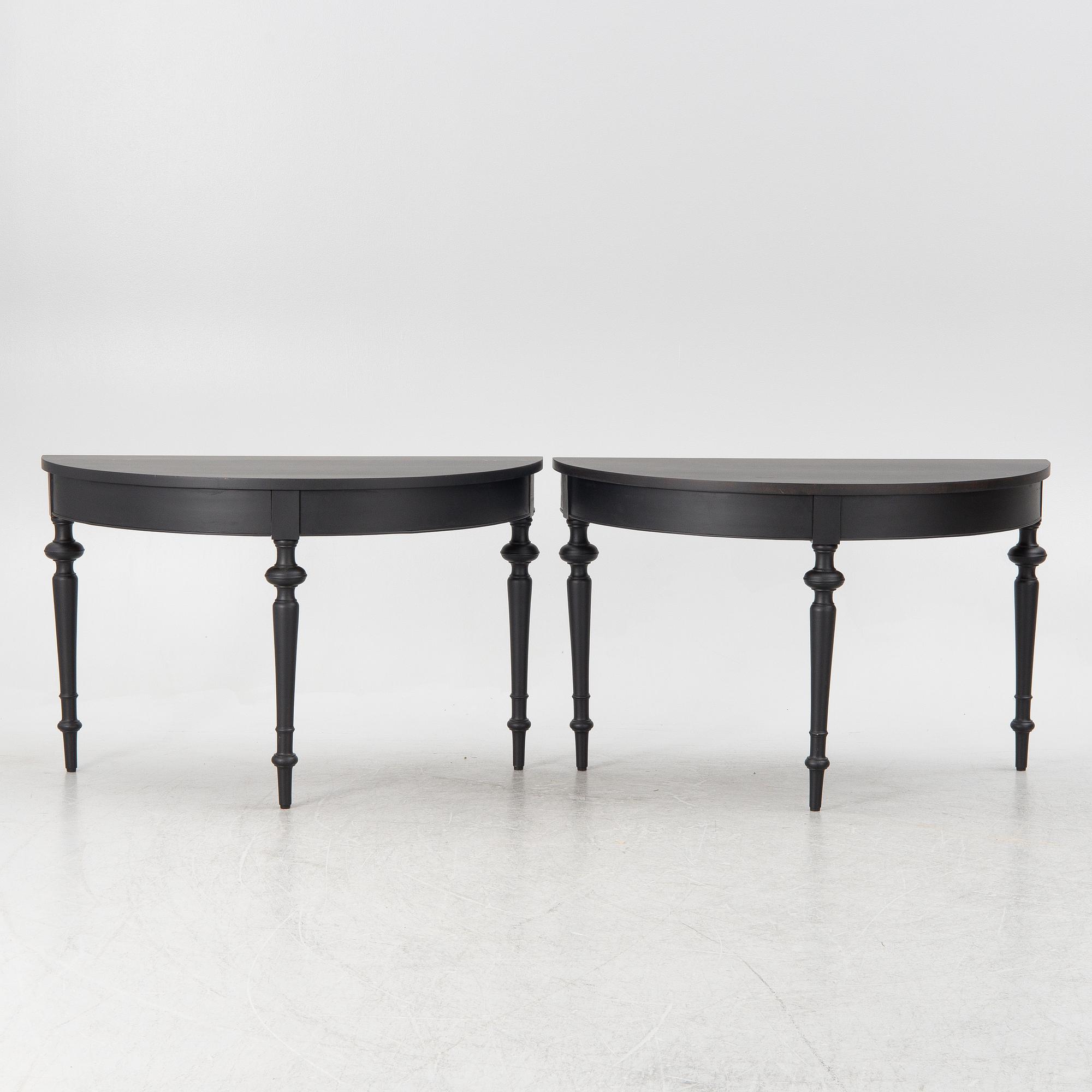 A dining table, late 19th century.