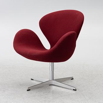 Arne Jacobsen, armchair, "The Swan", Fritz Hansen, 2018.