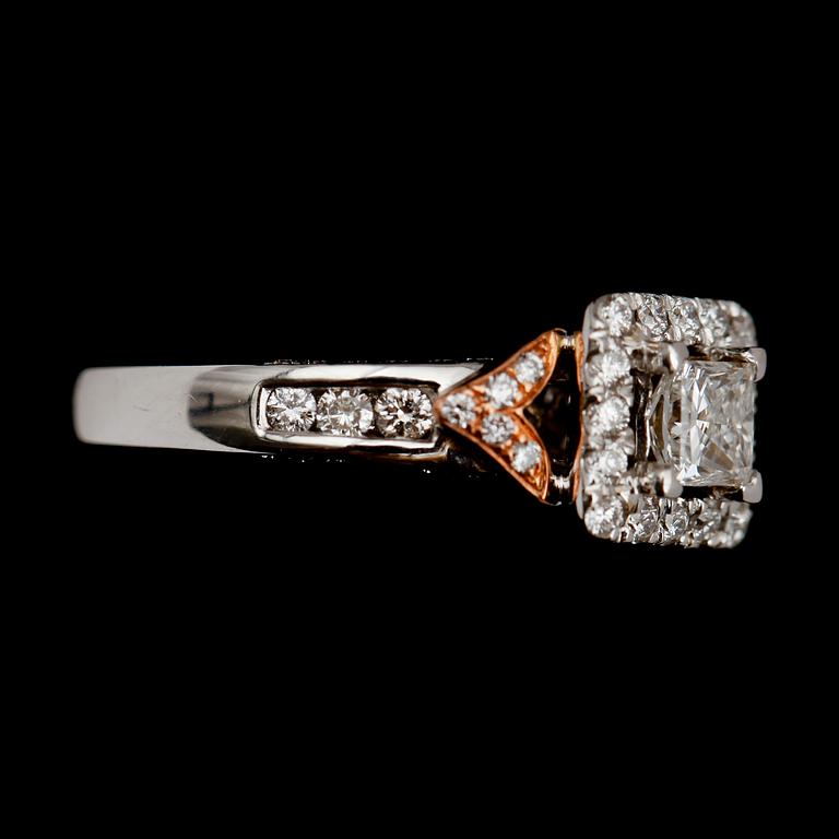 RING, 14 k vitguld, briljant och princesslipade diamanter, total ca 1,25 ct.