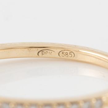 Ring in 14K gold set with brilliant-cut diamonds.