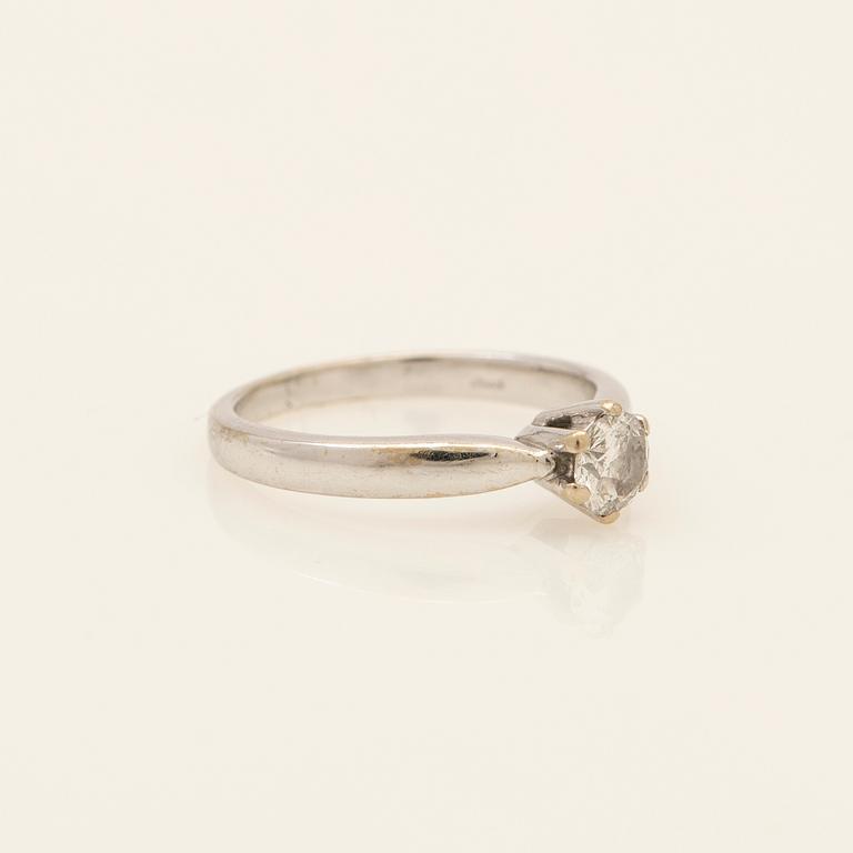 Ring, 18K white gold with round brilliant-cut diamond.
