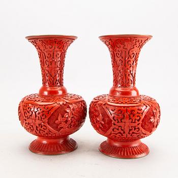 A pair of Chinese vases, second half of the 20th century.