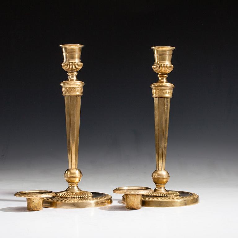 LJUSSTAKAR, ett par, förgylld brons, directoire, ca 1800.