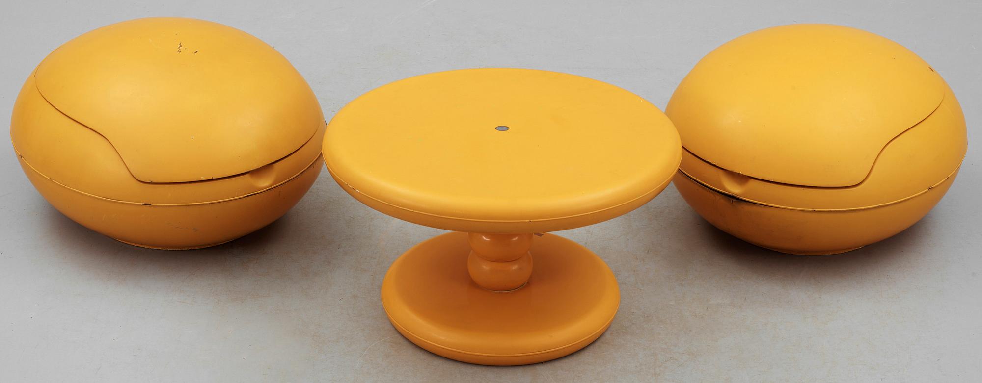 FÅTÖLJER, ett par, samt BORD, "Garden egg" Peter Ghyczy, Reuter Products, formgiven 1968.