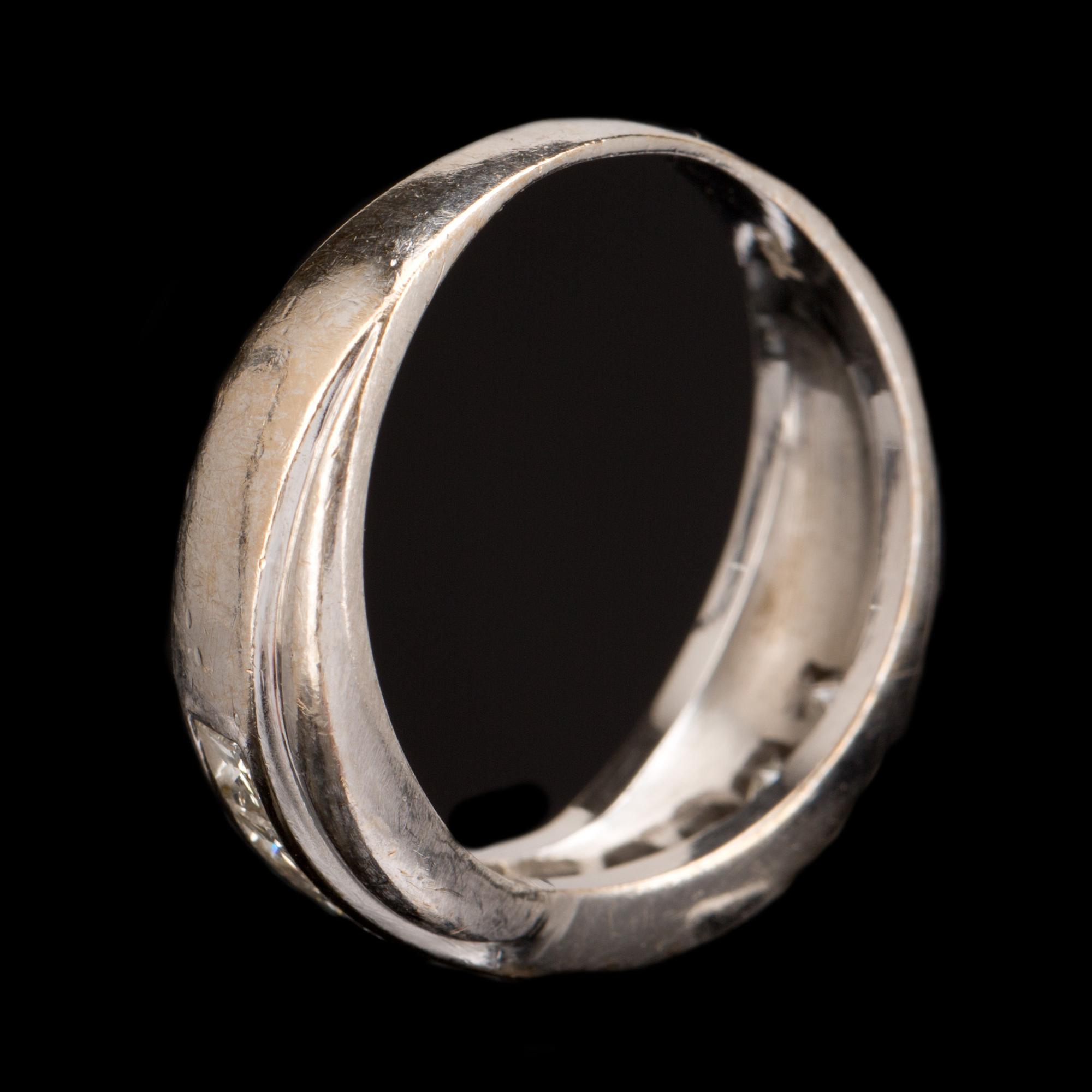 RING, 18k vitguld med 10 prinsesslipade diamanter ca 1,00ct. Gassan diamonds, Amsterdam. Vikt ca 4g.