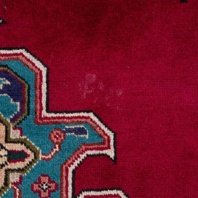 Carpet, Tabriz. Approx. 392 x 295 cm.