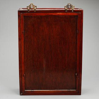 VÄGGVITRINSKÅP, Kina, 1900-tal.