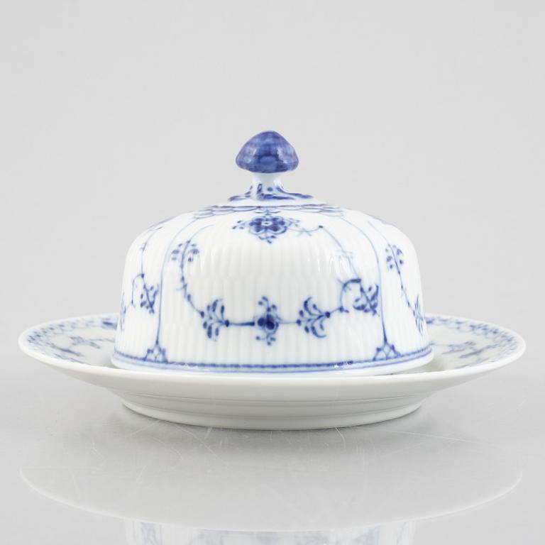 A 'Blue Fluted Half Lace' / 'Musselmalet' porcelain butter dish, Royal Copenhagen, model 502, 1960.