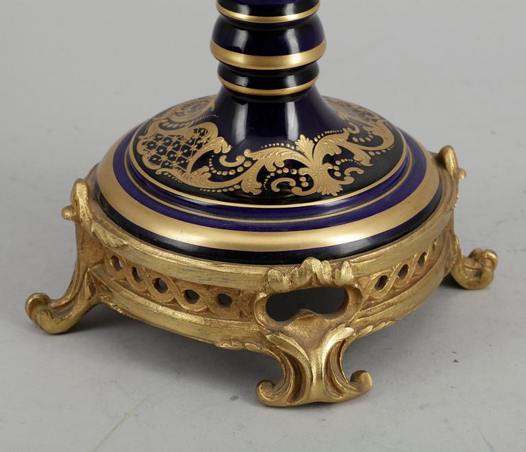 URNA med LOCK, porslin och brons, okänd tillverkare, sekelskifte 1900-tal.