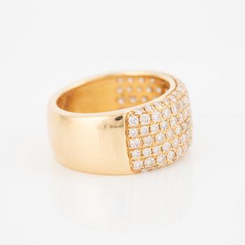 Ring, 18K guld med briljantslipade diamanter.