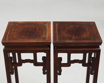 PIEDESTALER, ett par, hardwood. 1900-talets första hälft.