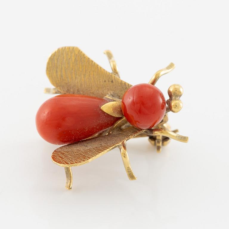 Brooch, 18K gold and coral in the shape of an insect.