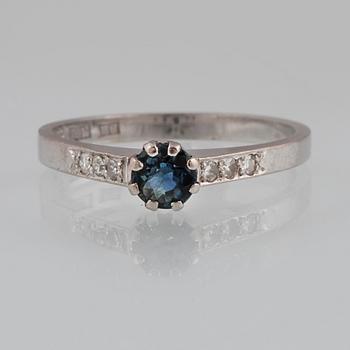 RING, 18K vitguld med blå safir samt 6 åttkantslipde diamanter, Bims Guldsmide, Göteborg, 1941. Vikt  2,5 gram.