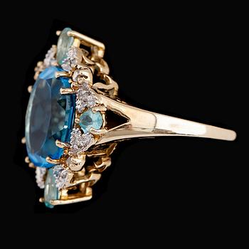 RING, 10 k guld, stenar bl a blå topas ca 5.06 ct och diamanter 0.14 ct.