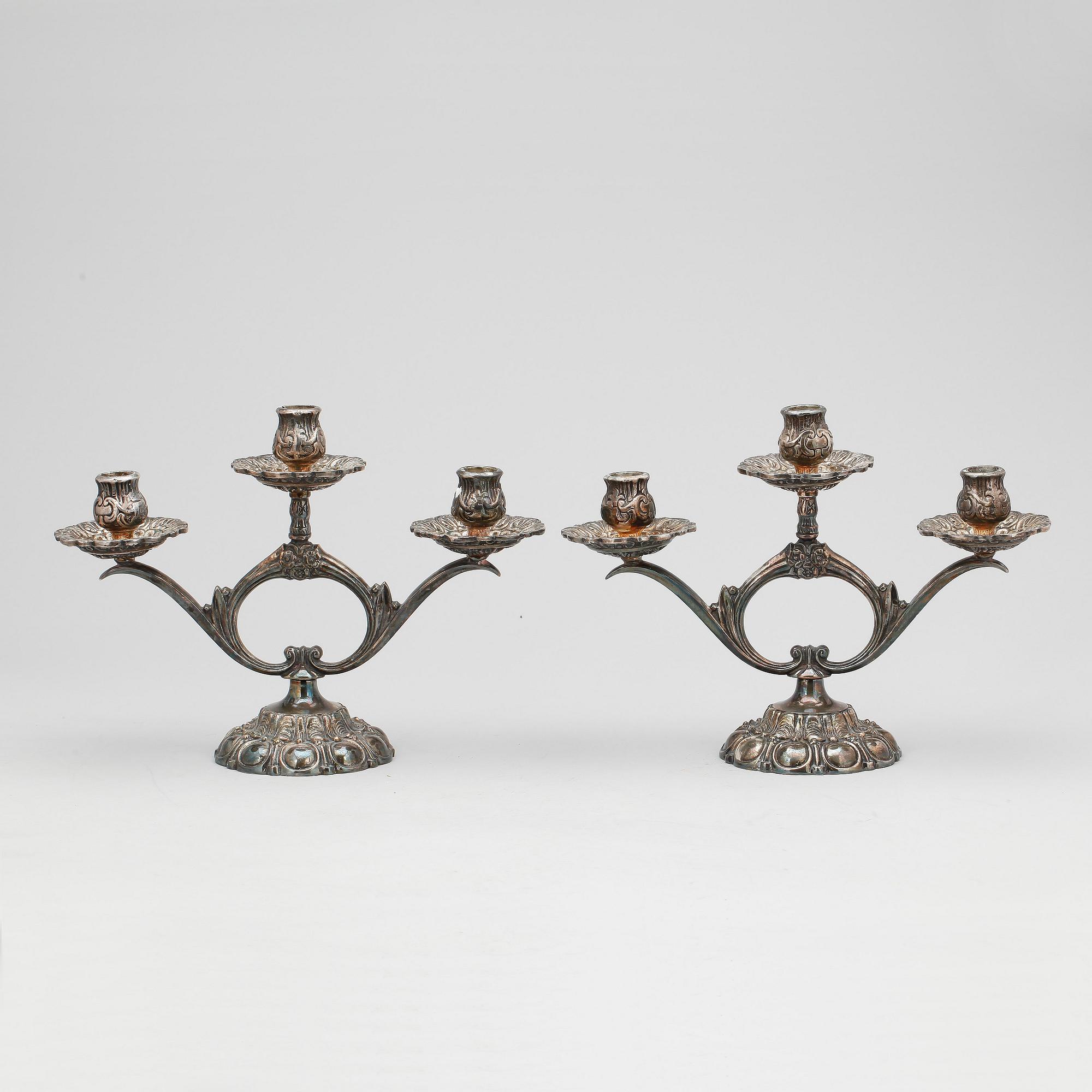 KANDELABRAR, ett par, pläterade, 1900-talets andra hälft.