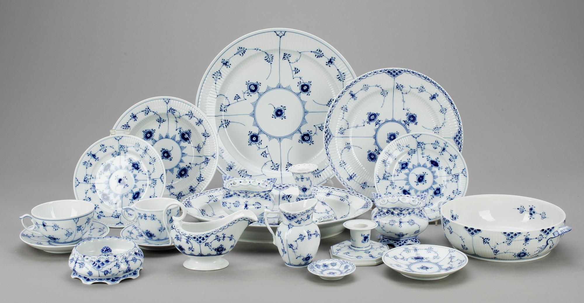SERVISDELAR, 82 delar, porslin, "Musselmalet" Royal Copenhagen, 1900-talets andra hälft.
