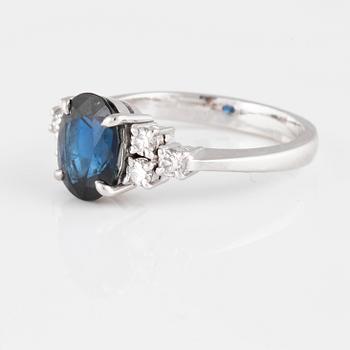 RING, 18K vitguld med fasettslipad blå safir ca 3.00 ct samt briljantslipade diamanter ca 0.30 ct. Vikt 5,0 gram.