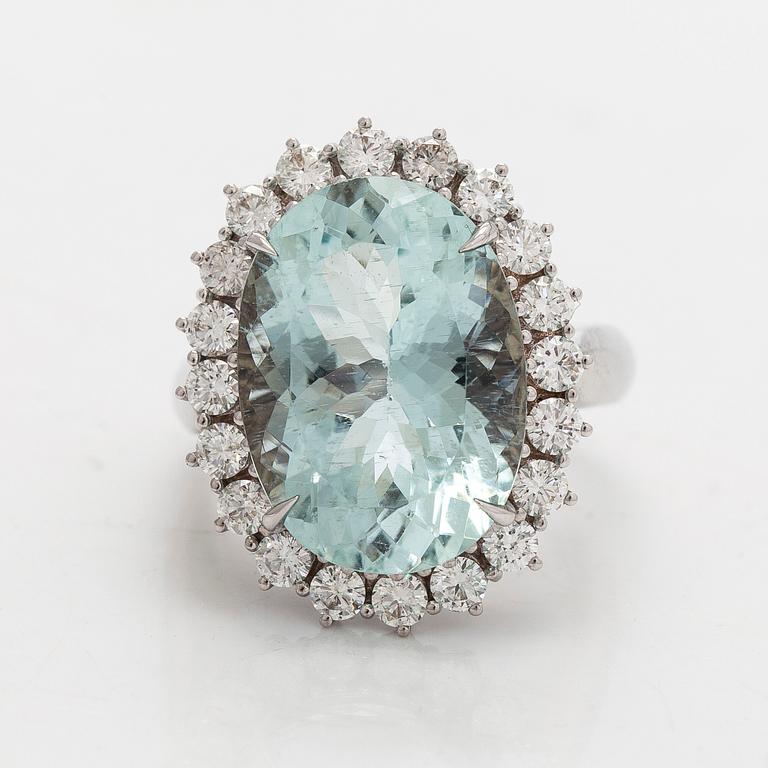 Sormus, viistehiottu akvamariini, briljanttihiotut timantit, 18K valkokultaa.