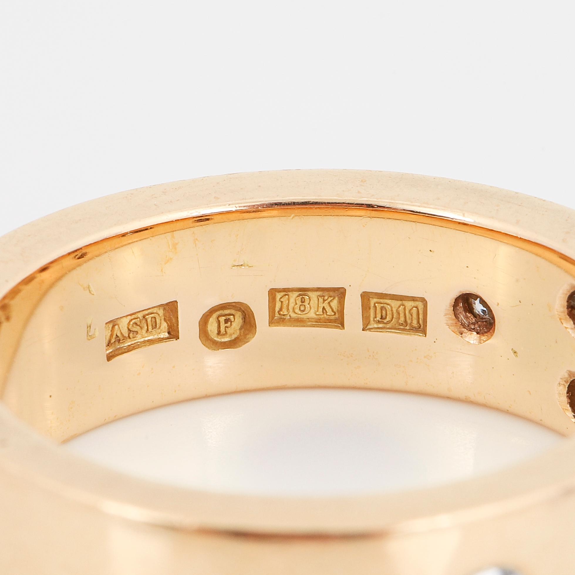 RING, 18K guld med smaragdslipad diamant och mindre briljantslipade diamanter.