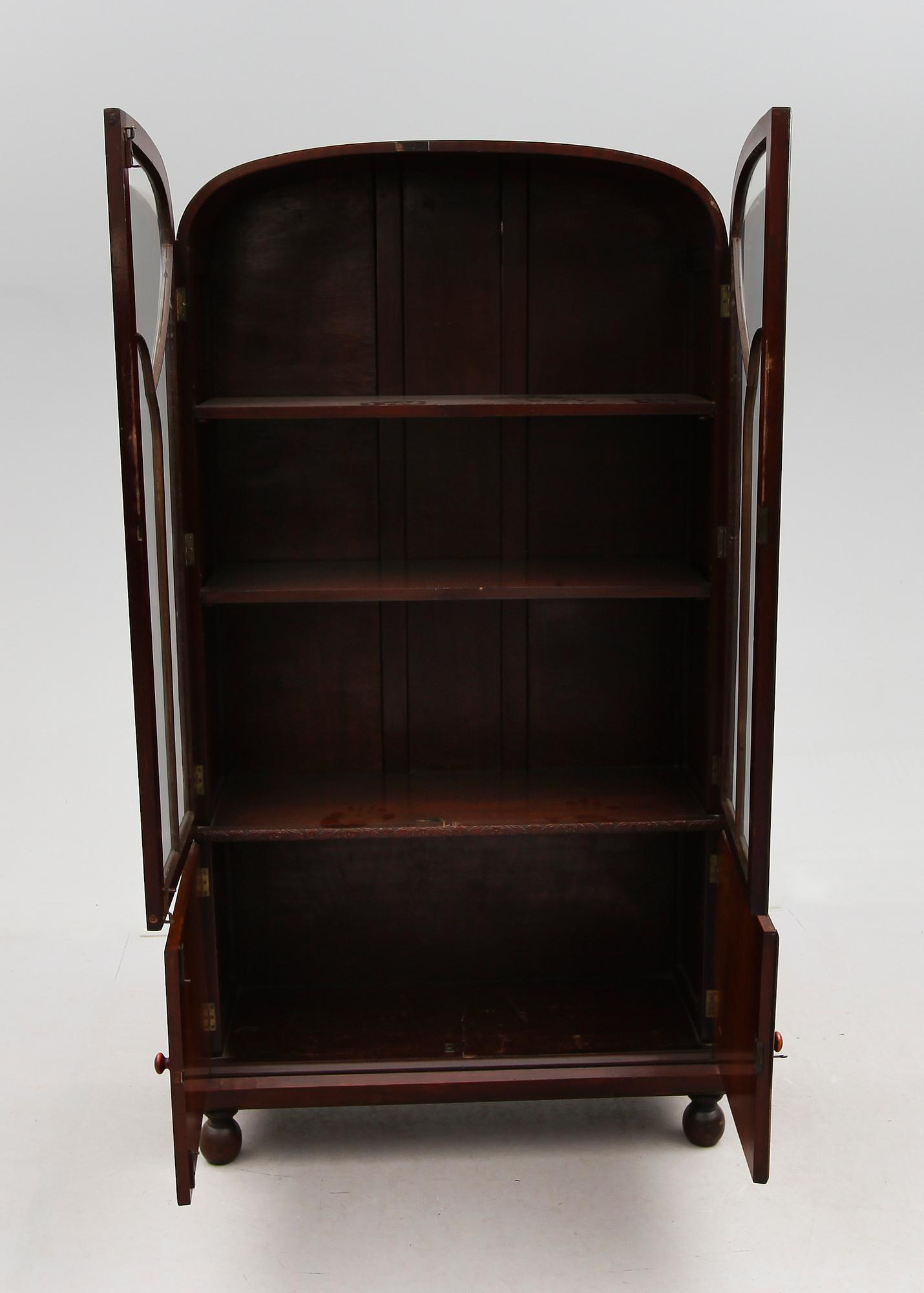 VITRINSKÅP, England, 1900-talets första hälft.