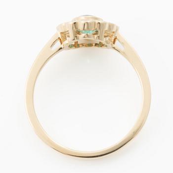 Carmósé ring, 14K gold with emerald and brilliant-cut diamonds.