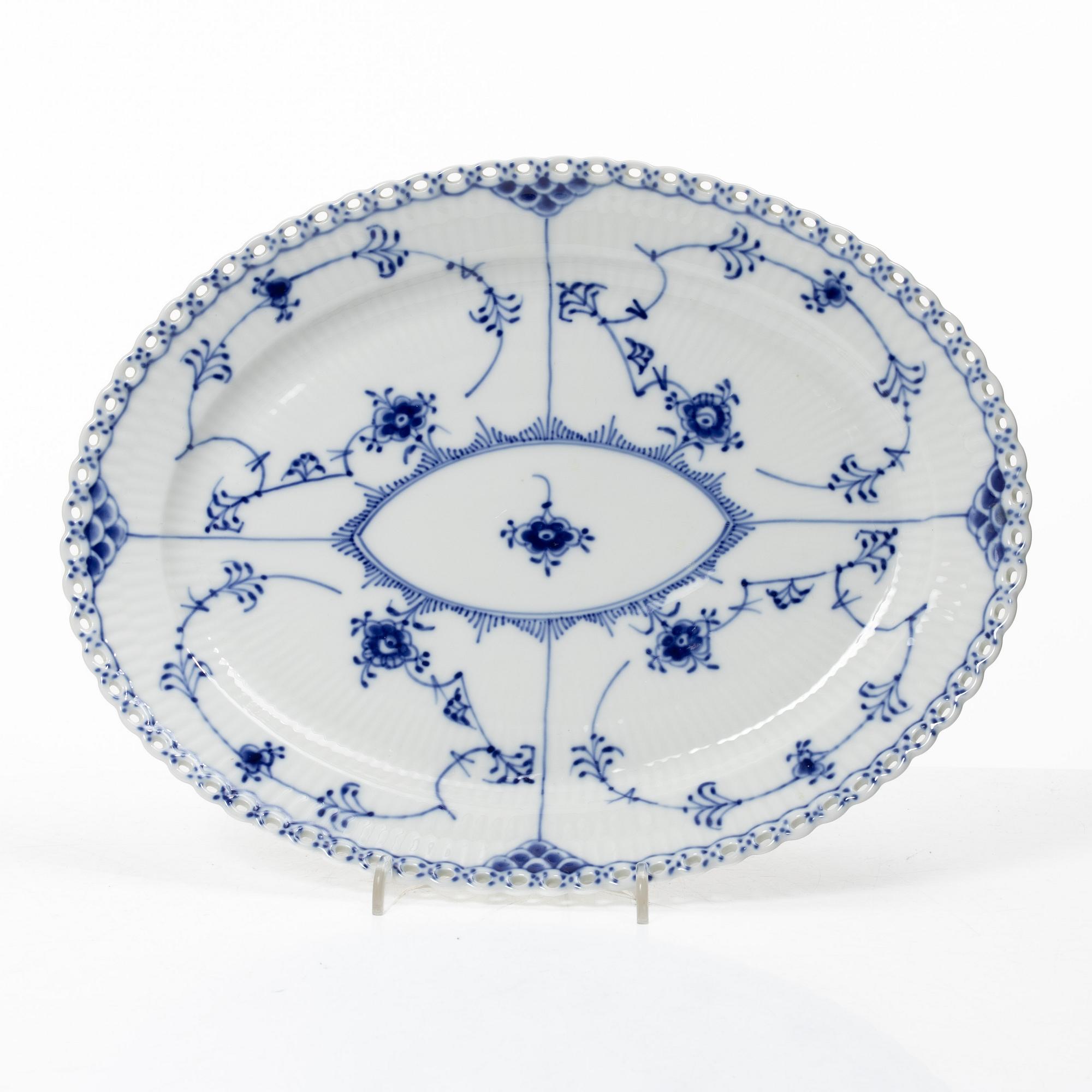 Royal Copenhagen, matservis, 44 delar, porslin, "Musselmalet", helblond , Danmark.