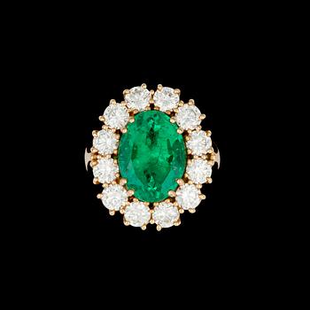 998. RING med smaragd 6.37 ct samt briljantslipade diamanter totalt ca 2.89 ct.