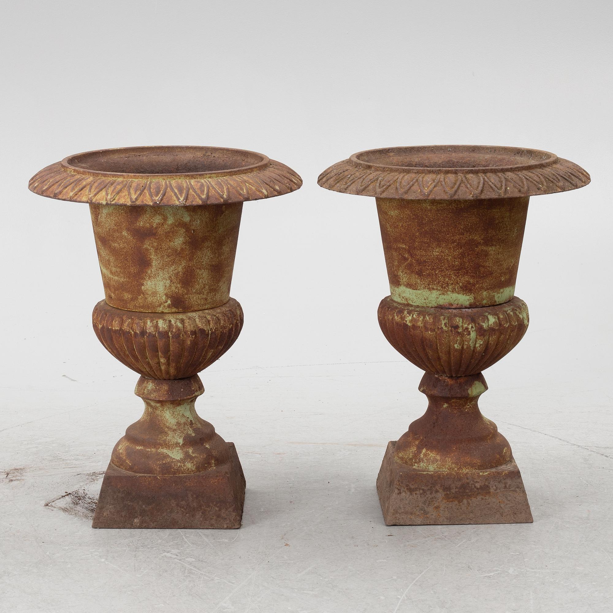 Garden urns, a pair, 20th century.