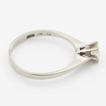 18K white gold ring with a brilliant-cut diamond.