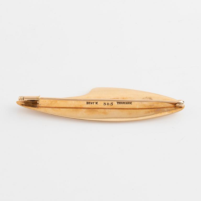 Bent Knudsen, 14K gold, stylised leaf brooch, Denmark 1960's.