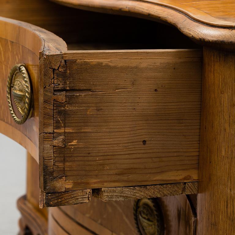 A first half of the 18th Century Baroque chest of drawers.